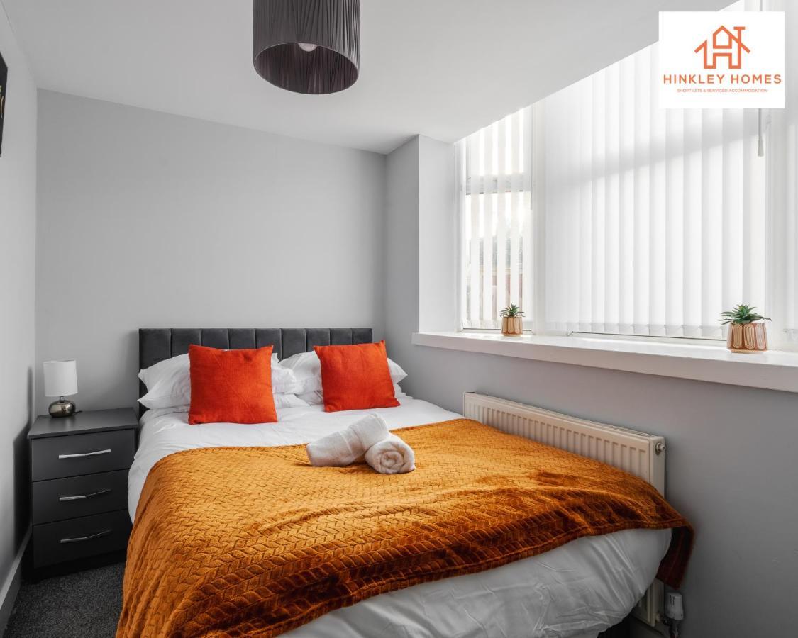 Supersized House 6 Beds Sleeps 14 W Garden & Carpark By Hinkley Homes Short Lets & Serviced *